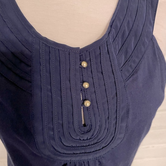Banana Republic Sleeveless Blouse, scoop neck, key hole & button closure, sz M - Picture 2 of 6